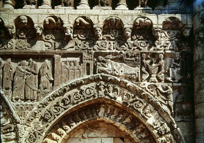 Dettaglio della facciata ovest che raffigura la Visitazione, la Natività e il Bagno di Gesù da French School